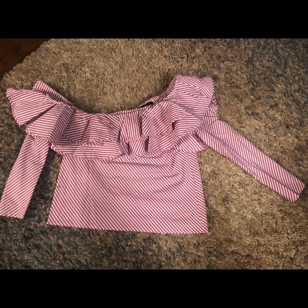 Off-the-shoulder long sleeve top.